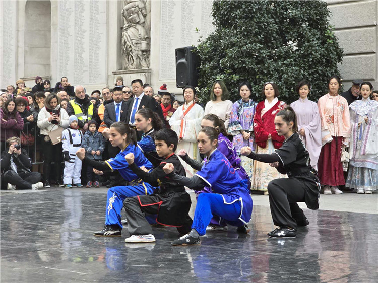 當(dāng)?shù)匚湫g(shù)學(xué)院進(jìn)行武術(shù)表演。張錫琪攝
