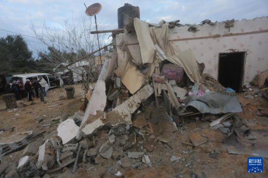 2月5日，在加沙地帶南部城市拉法，人們查看以軍空襲后的建筑廢墟。新華社發(fā)（哈立德·奧馬爾攝）