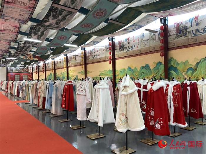 1月24日，在山東省菏澤市曹縣大集鎮(zhèn)穿越大唐漢服云倉(cāng)直播基地展廳里擺放的漢服。 人民網(wǎng) 周琳佳攝