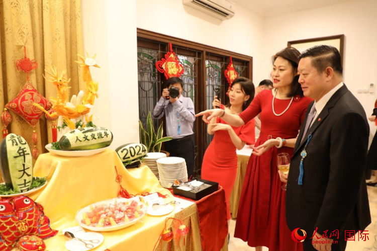 中國駐東盟大使侯艷琪（右二）同東盟秘書長高金洪（右一）欣賞食雕。人民網(wǎng)記者 曹師韻攝