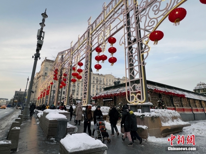 當(dāng)?shù)貢r(shí)間2月9日，中國(guó)農(nóng)歷新年慶?；顒?dòng)啟動(dòng)儀式在莫斯科市中心的卡梅爾格爾斯基巷舉行。圖為特維爾大街裝飾的中國(guó)大紅燈籠。<a target='_blank' href='/'><p  align=