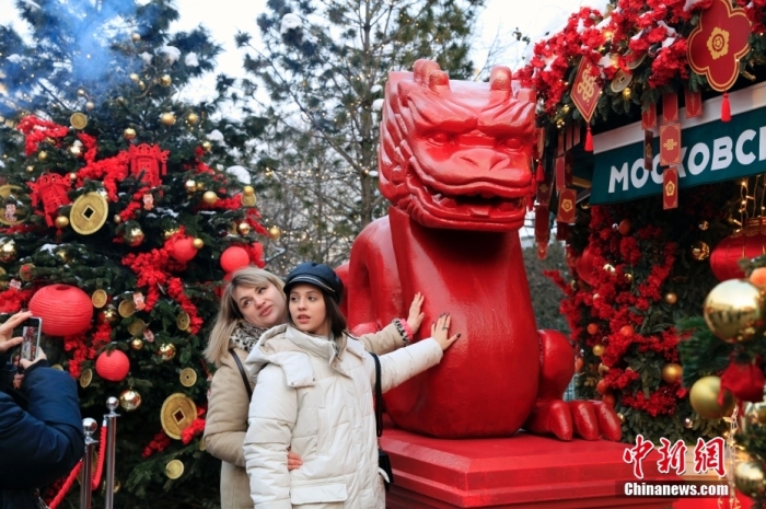 當(dāng)?shù)貢r(shí)間2月9日，中國(guó)農(nóng)歷新年慶?；顒?dòng)啟動(dòng)儀式在莫斯科市中心的卡梅爾格爾斯基巷舉行。中國(guó)駐俄大使張漢暉，俄羅斯外交部發(fā)言人扎哈羅娃，以及俄羅斯文化部和莫斯科市政府官員出席。慶?；顒?dòng)將持續(xù)至18日。圖為當(dāng)?shù)孛癖娫谔鼐S爾廣場(chǎng)與龍雕塑合影。
