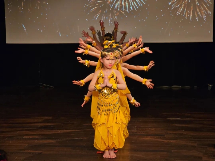 舞蹈《千手觀音》。中國(guó)駐瑞典大使館供圖。