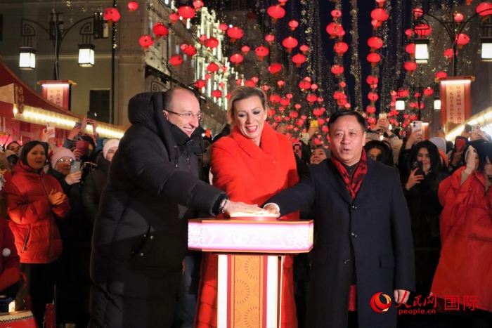 張漢暉、扎哈羅娃、科茲洛夫（從右至左）共同按下活動啟動按鈕。于子恒攝