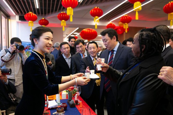 2月2日，人們在位于意大利羅馬的聯(lián)合國糧農(nóng)組織總部體驗(yàn)中國茶藝。新華社記者李京攝