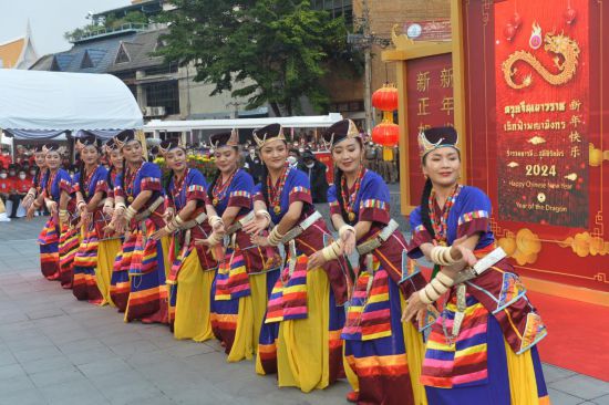2月10日，演員在泰國(guó)曼谷唐人街舉行的“歡樂(lè)春節(jié)”活動(dòng)上跳舞。當(dāng)日，泰國(guó)“歡樂(lè)春節(jié)”文化活動(dòng)在曼谷唐人街舉辦。（新華社發(fā)，拉亨攝）