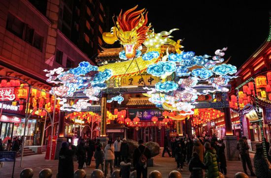 2月11日，游客在沈陽(yáng)中街游覽。春節(jié)期間，各地?zé)艋痂病⒒饦?shù)銀花，呈現(xiàn)出一幕幕流光溢彩的視覺(jué)盛宴。（新華社記者潘昱龍攝）