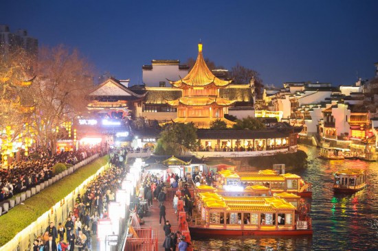 2月14日，游客在南京夫子廟景區(qū)賞燈游玩。（新華社發(fā)，蘇陽(yáng)攝）