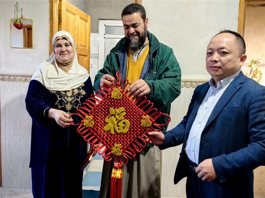 中國醫(yī)生向穆罕默德贈送中國新春福字。中國第28批援阿爾及利亞醫(yī)療隊塞地夫分隊供圖