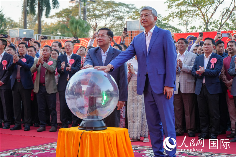 敏昂萊主席和陳海大使在中方援建和改造升級(jí)的仰光杜溫納國(guó)家體育館前共同按亮水晶球，啟動(dòng)“錦繡唐人街”新春慶典-人民網(wǎng)記者謝佳君攝