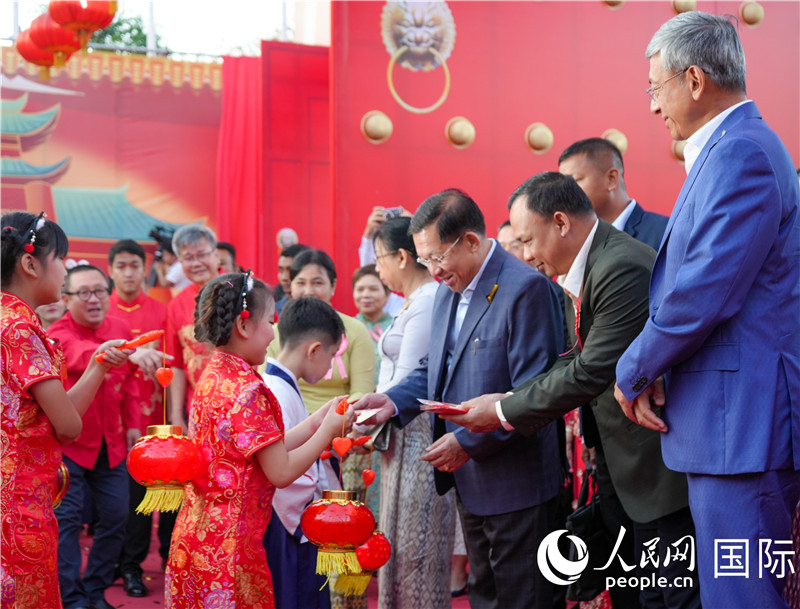 在活動(dòng)現(xiàn)場(chǎng)，敏昂萊主席夫婦根據(jù)當(dāng)?shù)貍鹘y(tǒng)向兒童送祝福1-人民網(wǎng)記者謝佳君攝