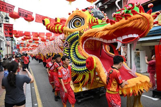 2月1日，由馬來西亞和中國(guó)的100多名青少年組成的舞龍隊(duì)在馬來西亞馬六甲市雞場(chǎng)街上共舞一條近200米的“長(zhǎng)龍”。這是活動(dòng)現(xiàn)場(chǎng)的“長(zhǎng)龍”。新華社記者程一恒攝