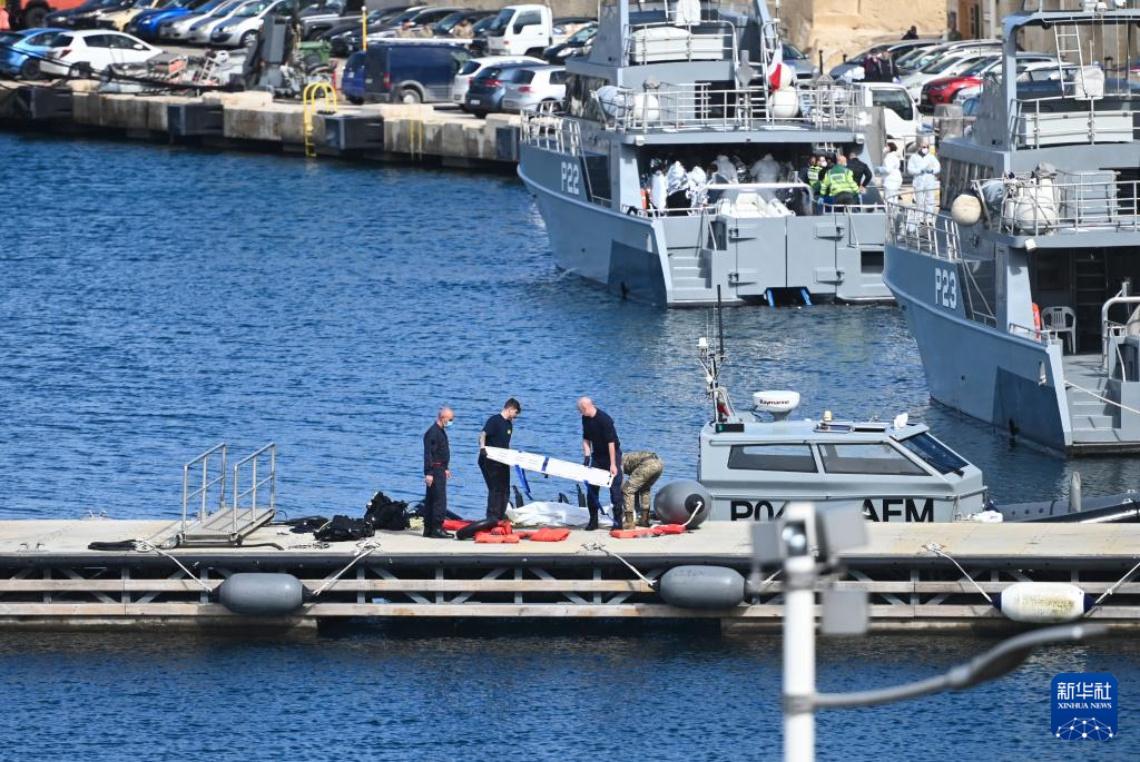 2月23日，在馬耳他皮耶塔，工作人員準備搬運一具非法移民遇難者遺體。新華社發(fā)（喬納森·博格攝）