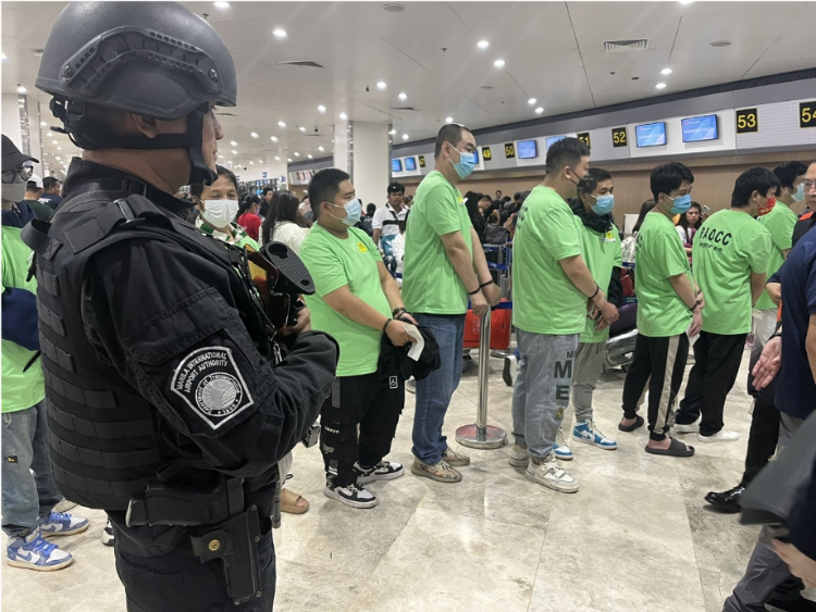 中國和菲律賓兩國執(zhí)法部門合作遣返在菲從事離岸博彩的中國公民。駐菲律賓使館供圖