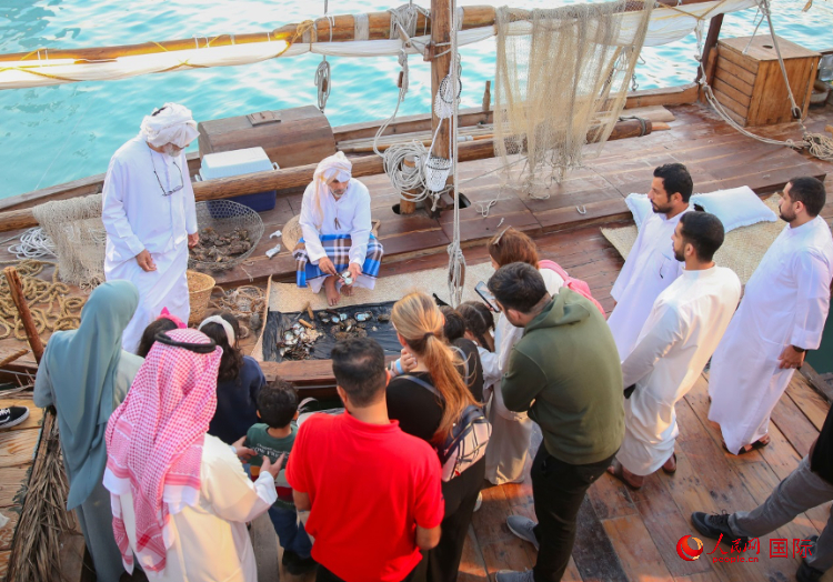 游客了解采珠工作。人民網(wǎng) 塔里克·易卜拉欣攝