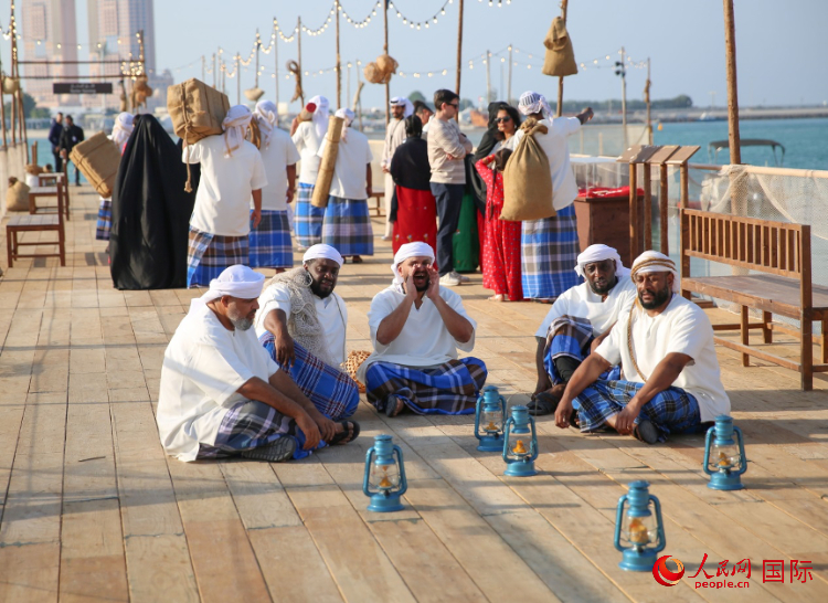 演藝人員展示售賣(mài)產(chǎn)品的場(chǎng)景。人民網(wǎng) 塔里克·易卜拉欣攝