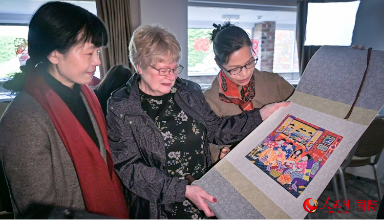 贈(zèng)送舟山漁民畫。人民網(wǎng) 郭錦標(biāo)攝