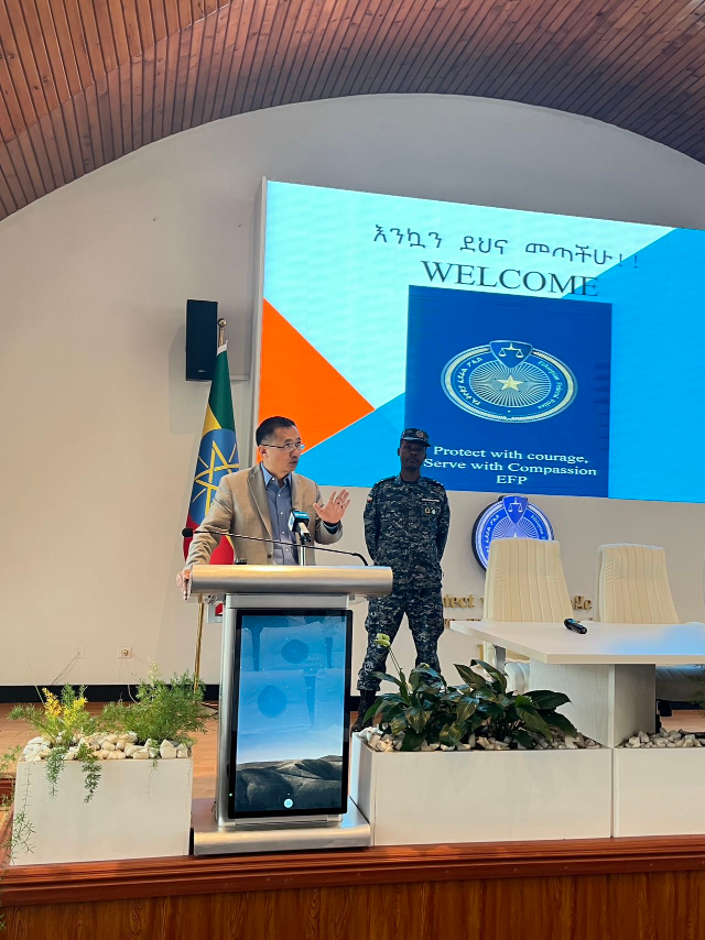 圖為駐埃塞使館首席館員申欽民公參致辭。亞的斯亞貝巴大學(xué)孔子學(xué)院供圖