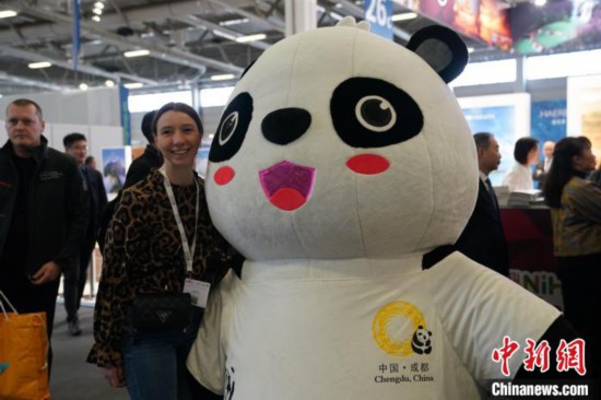 3月5日，2024年柏林國際旅游交易會(ITB)在柏林會展中心拉開帷幕。以“你好！中國”為主題的中國展區(qū)當日亮相展會。圖為觀眾與大熊貓人偶合影。中新社記者 馬秀秀 攝