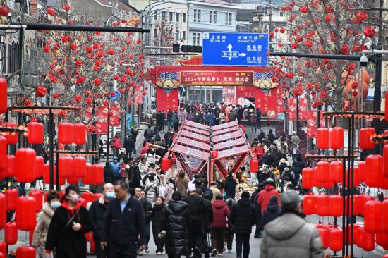 2024年2月18日，游客在2024年青島蘿卜·元宵·糖球會(huì)上消費(fèi)、游玩。新華社記者李紫恒攝