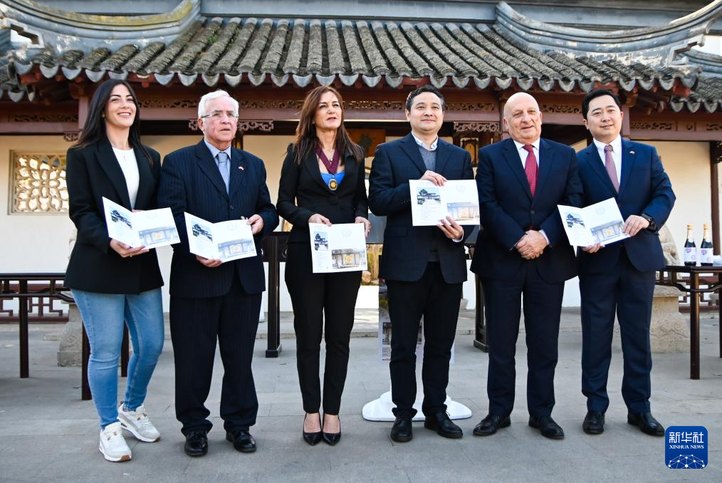 3月6日，嘉賓出席在馬耳他桑塔露琪亞市舉行的中國(guó)生肖郵票發(fā)行儀式。新華社發(fā)（喬納森·博格攝）