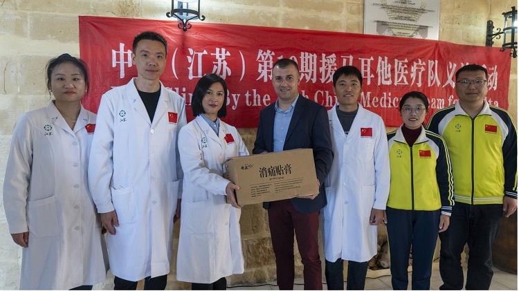 醫(yī)療隊向森格萊爾市捐贈藥膏。中國（江蘇）第19期援馬耳他醫(yī)療隊供圖