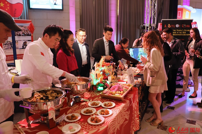 使館工作人員詳細(xì)為現(xiàn)場美食家和來賓講解菜品色香味特點(diǎn)、原料特色、烹制手法及其中蘊(yùn)含的中華美食文化。人民網(wǎng)記者 李志偉攝
