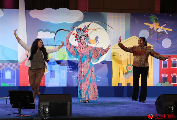 當(dāng)?shù)厝A人京劇社團(tuán)的青年演員現(xiàn)場表演京劇選段，并與現(xiàn)場觀眾近距離互動。人民網(wǎng)記者 李志偉攝
