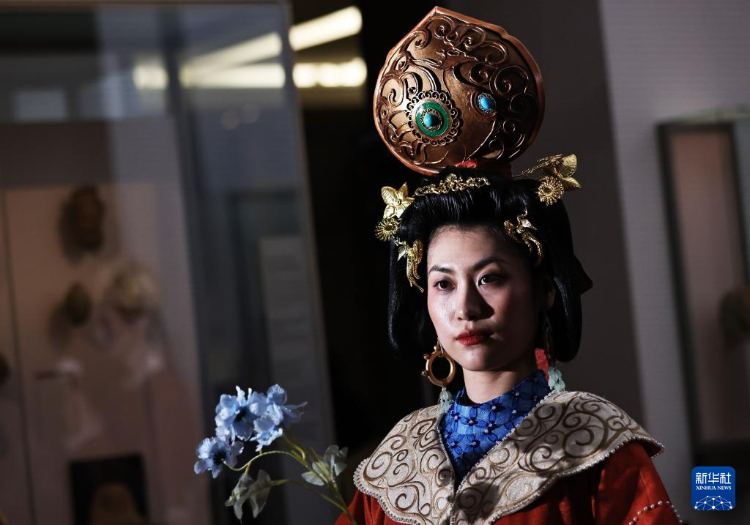 3月13日，在位于法國(guó)巴黎的吉美國(guó)立亞洲藝術(shù)博物館，模特展示敦煌復(fù)原服飾。新華社記者 高靜 攝
