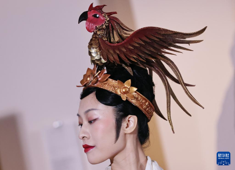 3月13日，在位于法國(guó)巴黎的吉美國(guó)立亞洲藝術(shù)博物館，模特展示敦煌復(fù)原服飾。新華社記者 高靜 攝