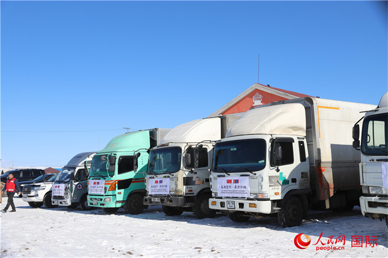 6.3月18日，滿(mǎn)載賑災(zāi)物資卡車(chē)在中央省額爾登縣整裝待發(fā)。人民網(wǎng)記者 霍文攝