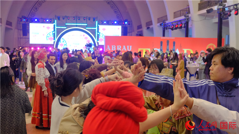 中俄觀眾在現(xiàn)場參與俄羅斯民俗互動游戲。人民網(wǎng) 褚夢琦攝