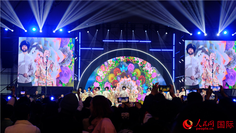 中俄觀眾欣賞俄羅斯傳統(tǒng)歌舞表演。人民網(wǎng) 褚夢琦攝