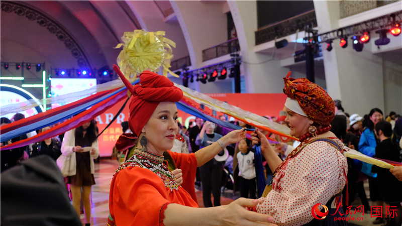 中俄觀眾在現(xiàn)場參與俄羅斯民俗互動游戲。人民網(wǎng) 褚夢琦攝