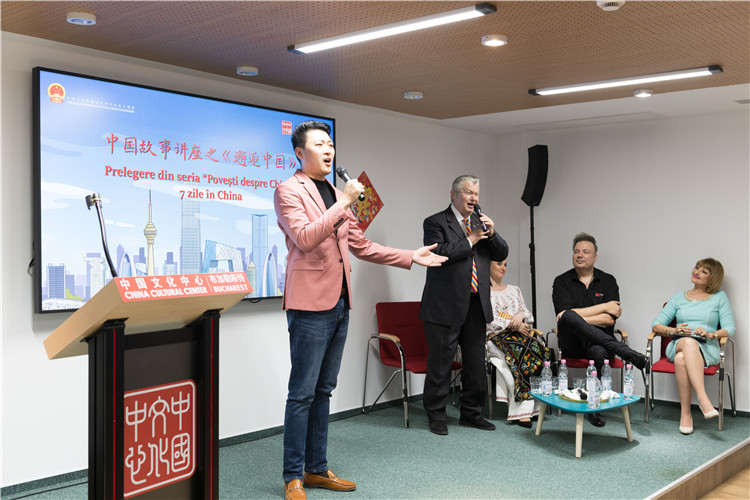 中國青年男高音歌唱家方瀧與奧爾基·圖爾達合唱羅語歌曲。布加勒斯特中國文化中心供圖。