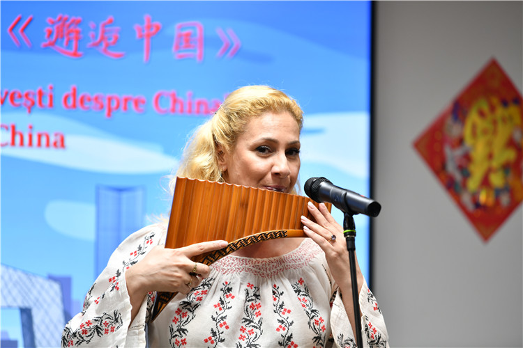 喬治亞娜·帕納演奏排簫。 布加勒斯特中國文化中心供圖。