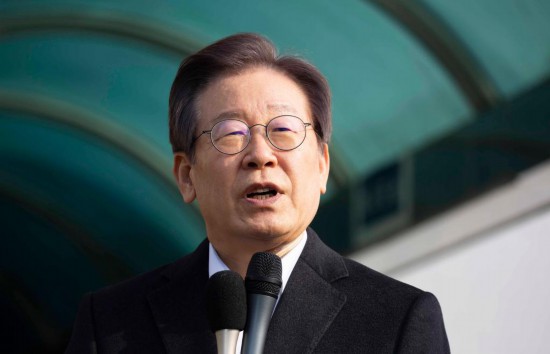 1月10日，韓國最大在野黨黨首李在明從首爾大學(xué)醫(yī)院出院時(shí)發(fā)表講話。新華社發(fā)（全休相攝）