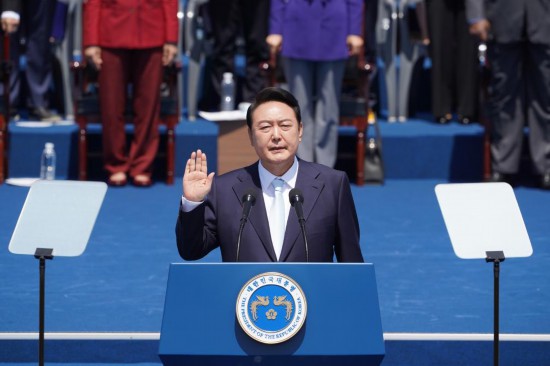 2022年5月10日，在韓國(guó)首爾，尹錫悅出席總統(tǒng)宣誓就職儀式。新華社發(fā)（李相浩攝）