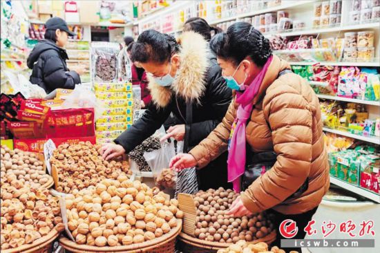 　　在長沙南門口菜市場附近的一家炒貨店內(nèi)，市民正在選購年貨?！　￠L沙晚報全媒體記者 范宏歡 攝