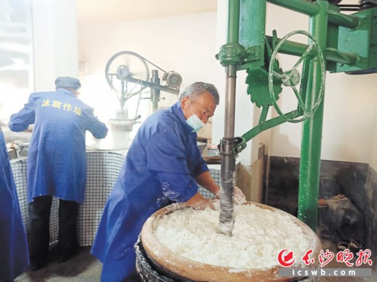 　　作坊里工人正在進(jìn)行粉絲生產(chǎn)。受訪者供圖