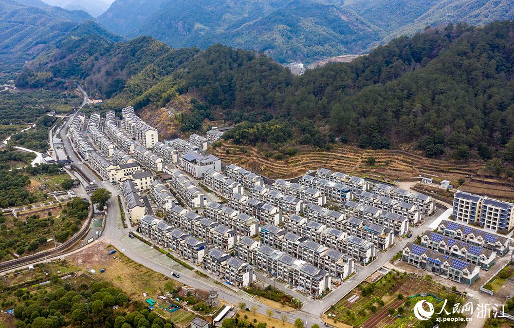 近日，航拍寧波市海曙區(qū)龍觀鄉(xiāng)李岙村屋頂光伏項目。人民網 章勇濤攝