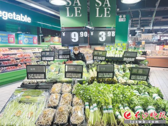 　　家樂福芙蓉廣場店，市民在選購春菜。
