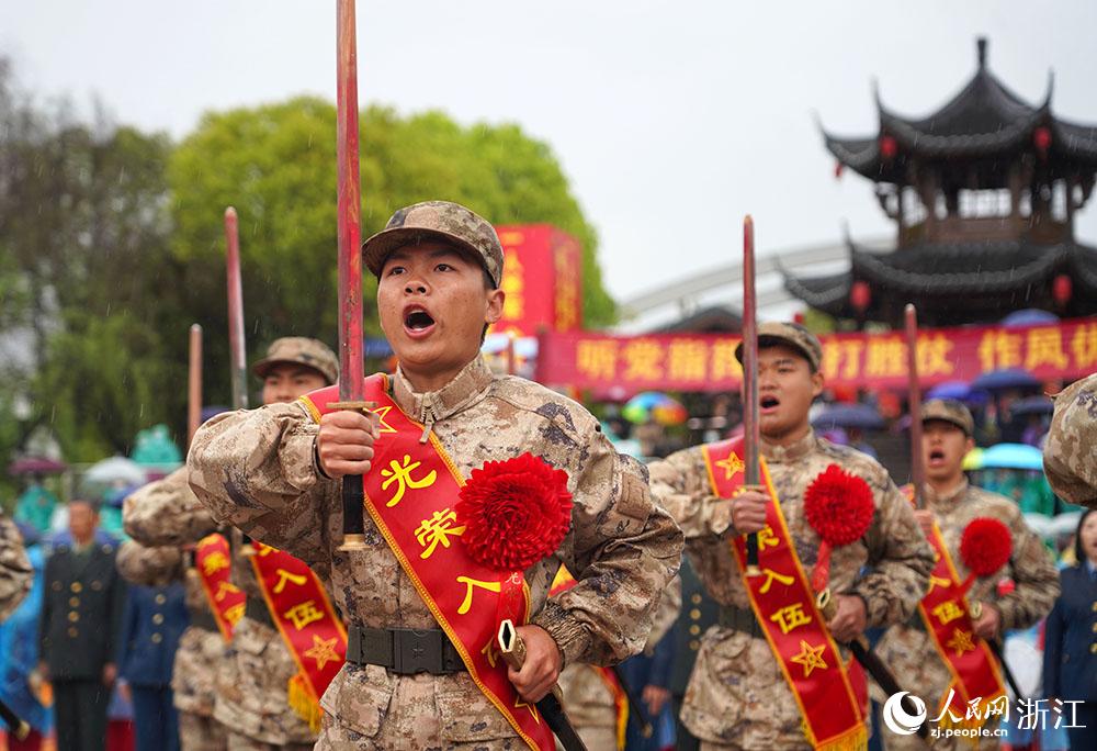 3月22日，新兵們高喊誓言、莊嚴(yán)亮劍。人民網(wǎng) 章勇濤攝