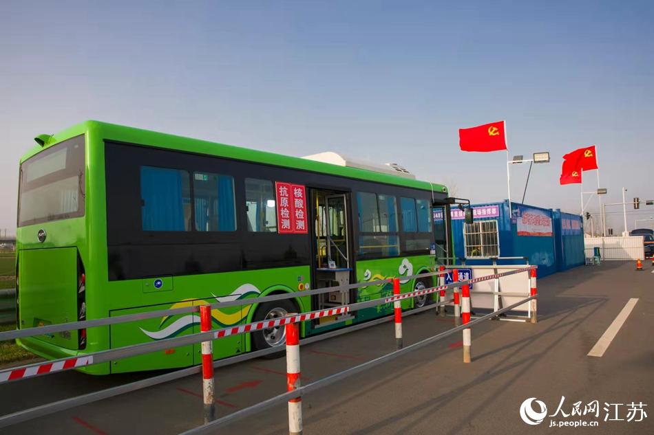 淮安市客總汽車運輸有限公司調(diào)集兩部車況最佳“核酸采樣流動車”，組建黨員“先鋒崗”。紀星名攝