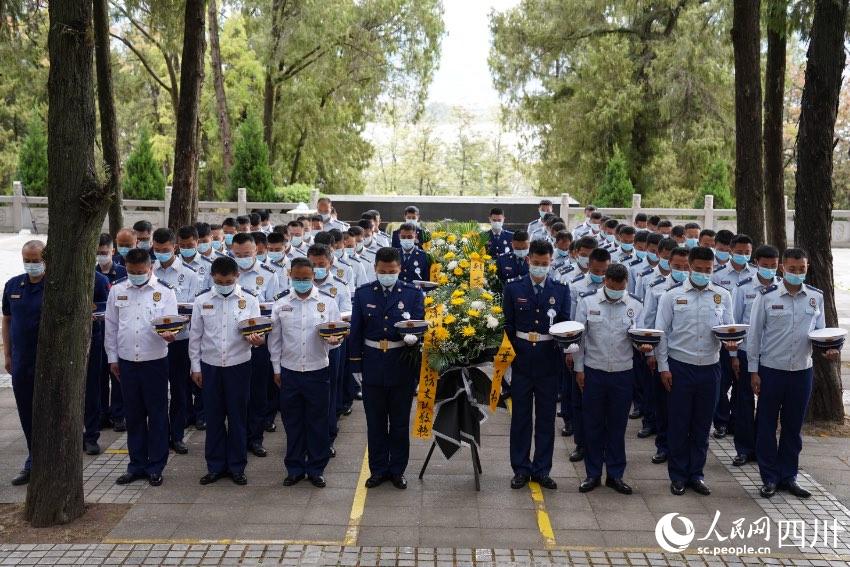 涼山州森林消防支隊駐西昌全體消防救援人員一同前往西昌市烈士陵園舉行紀念活動。樊文淵攝