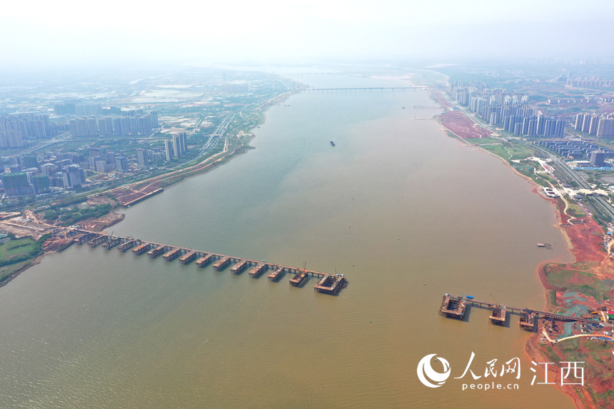 航拍九龍湖過江大橋，該橋是南昌第七座跨贛江通道。 人民網(wǎng) 時雨攝