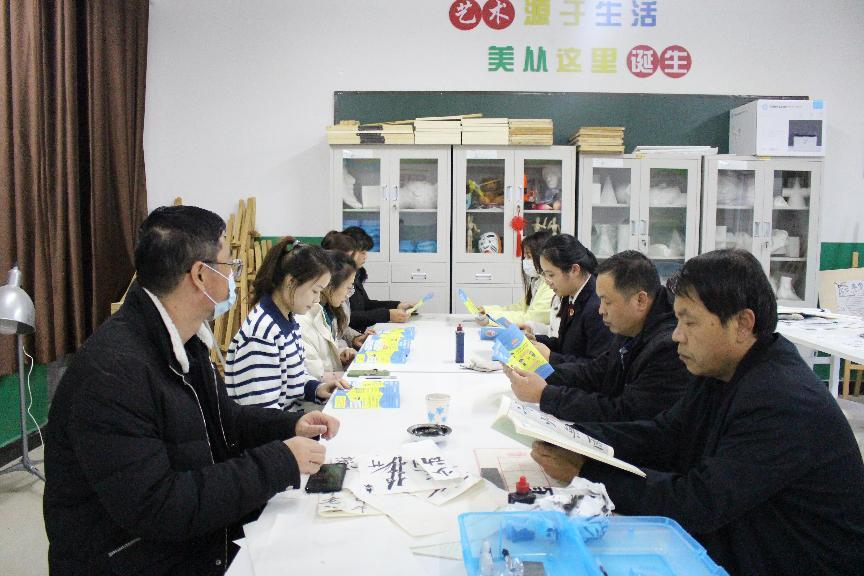 河北省臨西縣人民檢察院未檢檢察官在臨西縣第二小學為家長講解家庭教育促進法。 孫國月攝