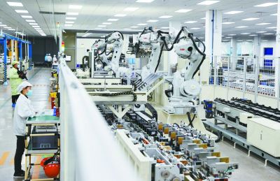 全球鋰離子電池領(lǐng)軍企業(yè)欣旺達(dá)動(dòng)力電池生產(chǎn)車間。 南京日?qǐng)?bào)/紫金山新聞?dòng)浾?崔曉 攝