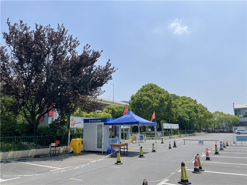 常態(tài)化“核酸采樣工作站”亮相上海街頭。龔昱攝