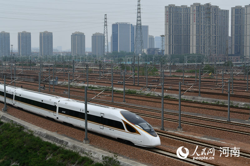 列車駛出站臺(tái)。人民網(wǎng) 霍亞平攝